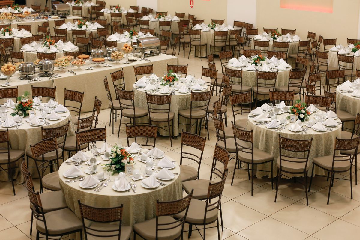 Elegant wedding reception table setting